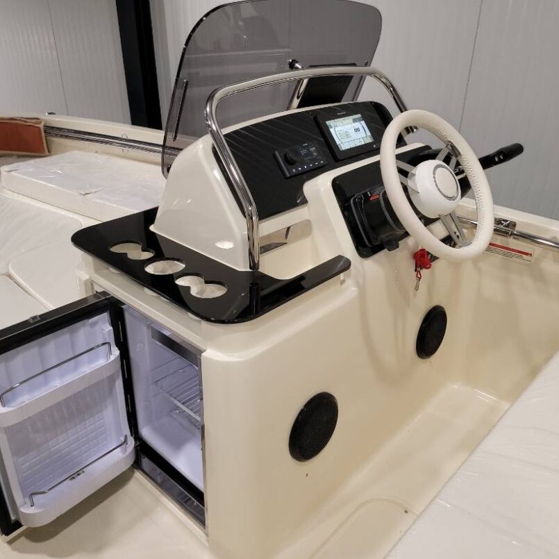 INVICTUS SX200 mit Sonderausstattung und Yamaha 150 PS INVICTUS SX200 mit Sonderausstattung und Yamaha 150 PS