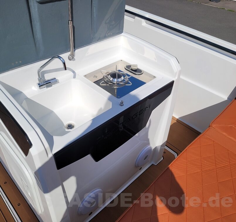 Motorboot Protagon 25 Space – Open Version Motorboot Protagon 25 Space – Open Version