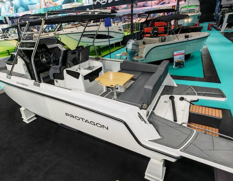 Motorboot Protagon 25 Sundeck – Kabinenversion Motorboot Protagon 25 Sundeck – Kabinenversion