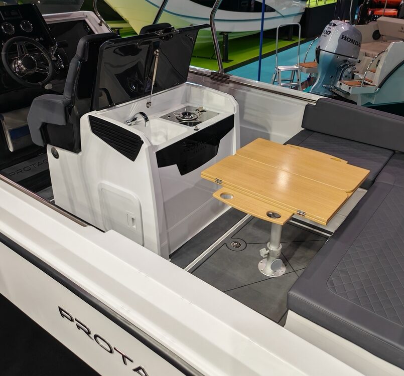 Motorboot Protagon 25 Sundeck – Kabinenversion Motorboot Protagon 25 Sundeck – Kabinenversion