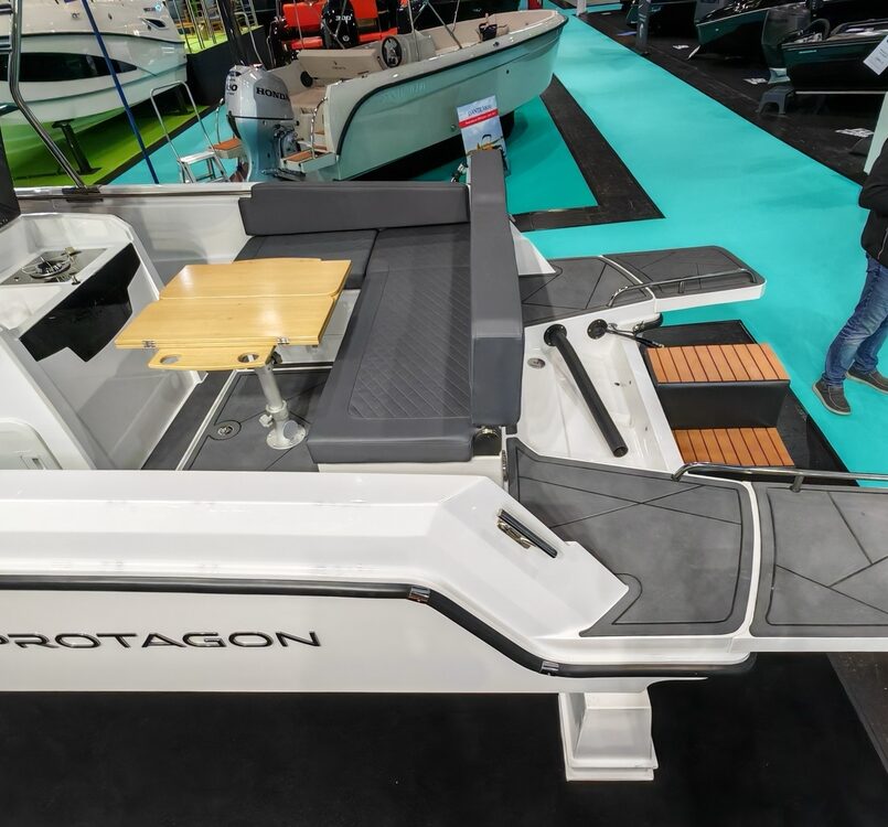 Motorboot Protagon 25 Sundeck – Kabinenversion Motorboot Protagon 25 Sundeck – Kabinenversion
