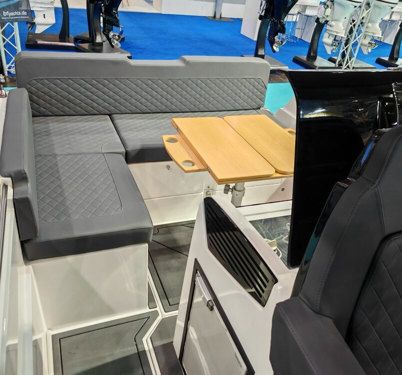 Motorboot Protagon 25 Sundeck – Kabinenversion Motorboot Protagon 25 Sundeck – Kabinenversion