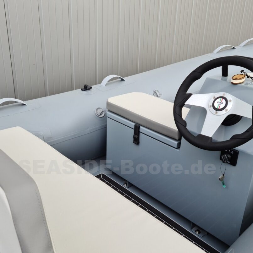 ZAR Mini LUX12 GREYLINE, Länge 3,50m + Yamaha 15PS (Führerscheinfrei) ZAR Mini LUX12 GREYLINE, Länge 3,50m + Yamaha 15PS (Führerscheinfrei)