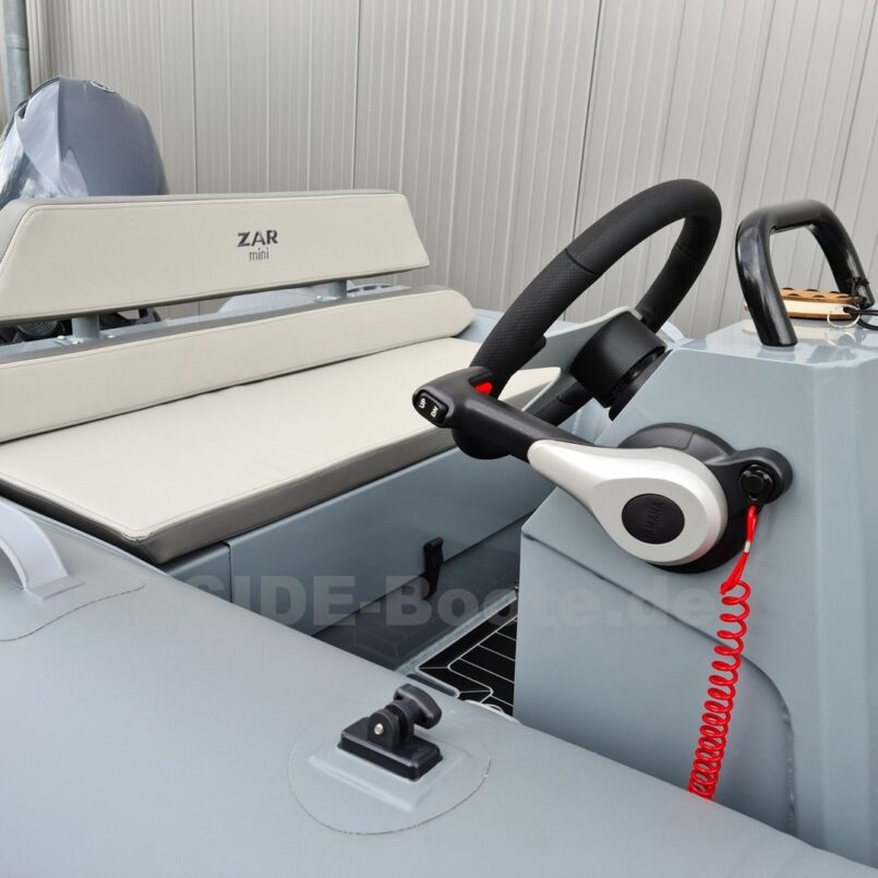 ZAR Mini Lux 13 GREYLINE, Länge 3,90m + Yamaha 15PS (Führerscheinfrei) ZAR Mini Lux 13 GREYLINE, Länge 3,90m + Yamaha 15PS (Führerscheinfrei)